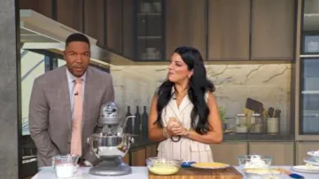 Chaleco con cinturón a rayas de Ann Taylor usado por Danielle Sepsy como se ve en Good Morning America el 7 de agosto de 2025