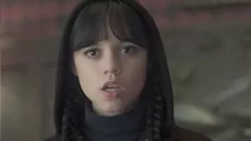 Miércoles S02 Jenna Ortega Sudadera con capucha negra corta de Wednesday Addams / Goody Addams (Jenna Ortega) en Miércoles (S02E04)