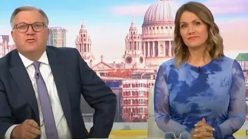 Vestido midi de malla abstracta de terciopelo menta usado por Susanna Reid como se ve en Good Morning Britain en junio de 2025