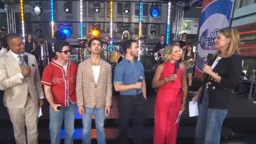 Camisa de mezclilla con logo bordado de Celine Homme usada por Kevin Jonas como se ve en Today el 8 de agosto de 2025