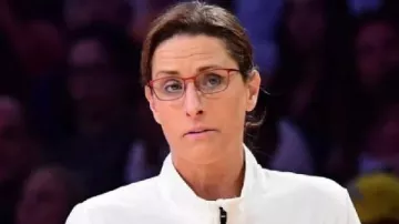 Ce sweat-shirt blanc demi-zippé porté par Stephanie White lors du match complet Chicago Sky vs. Indiana Fever I 9 août 2025