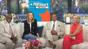 Camiseta Fleur de Rouje X J.Crew usada por Savannah Guthrie como se ve en Today el 8 de agosto de 2025