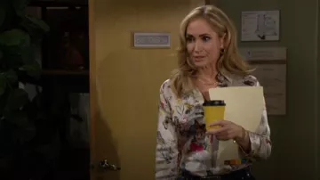 Blusa de L'Agence Dani en Charonda Butterfly usada por Bridget Forrester (Ashley Jones) como se ve en The Bold and the Beautiful el 1 de agosto de 2025