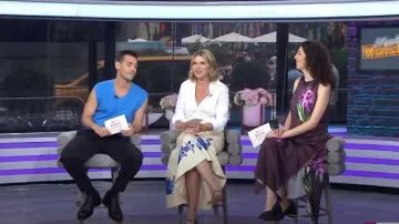 Robe longue sans manches à imprimé floral Vince Camuto portée par Elena Nicolaou, comme on le voit dans Today with Jenna & Friends le 8 août 2025