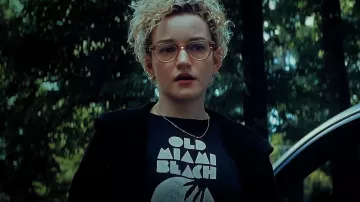 T-shirt Old Miami Beach porté par Justine (Julia Garner) dans Weapons