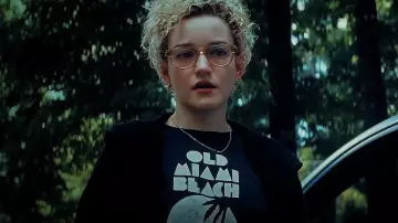 T-shirt Old Miami Beach porté par Justine (Julia Garner) dans Weapons