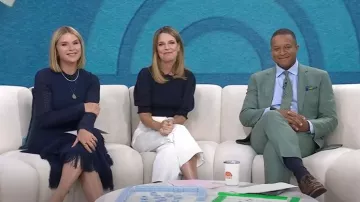Veronica Beard Langston Haut smocked porté par Savannah Guthrie comme on le voit dans Today le 11 août 2025