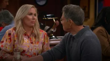 Cinq a Sept Fiona Top en Mauve Orchid usado por Leanne (Leanne Morgan) como se ve en Leanne (S01E10)