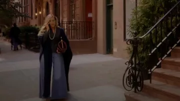 Jupe longue en jean boutonnée Chloe portée par Carrie Bradshaw (Sarah Jessica Parker) comme on le voit dans And Just Like That... (S03E11)