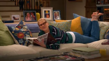 Jeans Mother The Rambler Zip Flood usados por Carol (Kristen Johnston) como se ve en Leanne (S01E10)