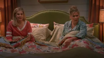 Faherty Sunwashed Sunwashed Slub V-Neck Long Sleeve Organic Cotton Top porté par Carol (Kristen Johnston) comme on le voit dans Leanne (S01E11)