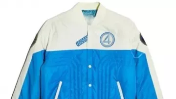 Los Cuatro Fantásticos: Chaqueta bomber de uniforme con el logotipo de los Primeros Pasos usada por Reed Richards / Mister Fantastic (Pedro Pascal) en Los Cuatro Fantásticos: Primeros Pasos