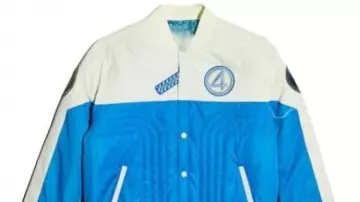 Los Cuatro Fantásticos: Chaqueta bomber de uniforme con el logotipo de los Primeros Pasos usada por Reed Richards / Mister Fantastic (Pedro Pascal) en Los Cuatro Fantásticos: Primeros Pasos