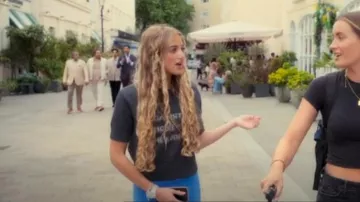 Pull sérigraphié à manches courtes The Kooples porté par la princesse André comme on le voit dans The Princess Diaries (S01E01)