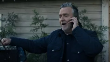Veste de grange matelassée résistante à l’eau Old Navy portée par James Mcleod (Paul McGillion) comme on le voit à Providence Falls (S01E01)