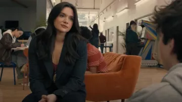 Blazer en flanelle italienne Banana Republic Arama porté par Cora (Katie Stevens) comme on le voit à Providence Falls (S01E01)