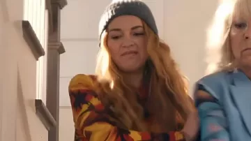 Ce t-shirt à imprimé palmier porté par Anna Coleman (Lindsay Lohan) dans Freakier Friday Trailer #1 (2025)