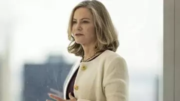 Fargo S05 Jennifer Jason Leigh Bata blanca de Lorraine Lyon (Jennifer Jason Leigh) en Fargo (S05)