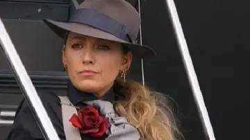 Otro simple favor Camisa negra de Blake Lively de Emily Nelson (Blake Lively) en otro simple favor