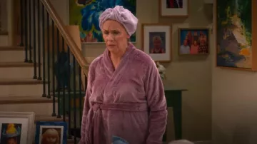 Ugg Marlow Tie-Waist Long-Sleeve Fleece Bath Robe portée par Leanne (Leanne Morgan) comme on le voit dans Leanne (S01E12)