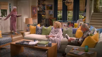 Pantoufle Ugg Scuffette II portée par Leanne (Leanne Morgan) comme on le voit dans Leanne (S01E12)