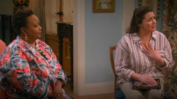 Camisa abotonada de mezcla de lino a rayas Caslon usada por Hillary como se ve en Leanne (S01E12)
