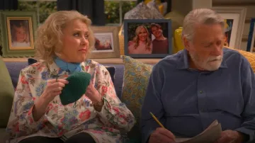 Camisa clásica moderna Talbots de Darling Floral usada por Mama Margaret (Celia Weston) como se ve en Leanne (S01E12)