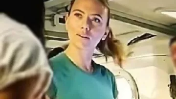 Camiseta verde de Jurassic World Rebirth usada por Zora Bennett (Scarlett Johansson) como se ve en Jurassic World Rebirth