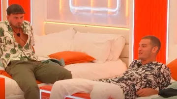 Camisa estampada de manga corta floral Tommy Hilfiger usada por Blu Chegini como se ve en Love Island (S12E51)