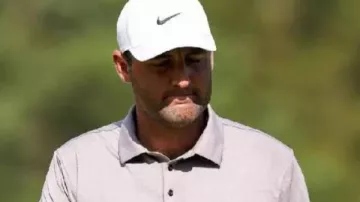 Polo del FedEx St.Jude Championship 2025 Scottie Scheffler usado por Scottie Scheffler en los HIGHLIGHTS de Scottie Scheffler de la primera ronda del FedEx St. Jude Championship | Golf en ESPN