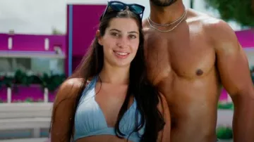 Calzedonia Shiny Bikini Top Azul Claro usado por Yasmin Pettet como se ve en Love Island (S12E51)
