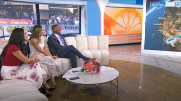 Sandalias de plataforma de gamuza Coach Nicolette 120MM usadas por Emilie Ikeda como se ve en Today el 12 de agosto de 2025