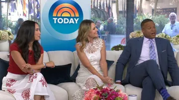 Falda de popelina Lusana Nova con bordado Cleo usada por Emilie Ikeda como se ve en Today el 12 de agosto de 2025