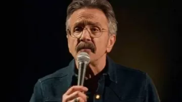 Camisa negra de pánico usada por (Marc Maron) en Marc Maron: Papaniced