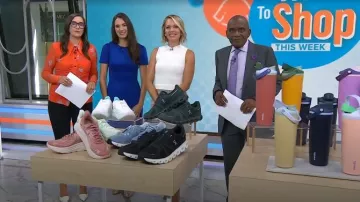 Vestido tubo de cuello redondo de manga corta plisada Calvin Klein usado por Michelle Cardello como se ve en Today el 12 de agosto de 2025