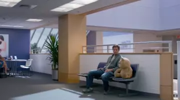 The pair of New Balance 900 of John Bennett (Mark Wahlberg) in Ted 2