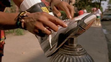 Shoes Nike Air Jordan white and gray of Buggin Out (Giancarlo Esposito) in Do the right thing