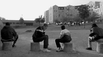La pareja de Asics blancos y negros de Hubert (Hubert Koundé) en La haine