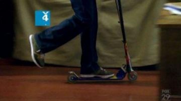 La paire de sneakers Nike Court Force Low Premium Army Olive Dunk du Dr. Gregory House (Hugh Laurie) dans Dr House (Saison 4 Episode 8)