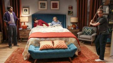 The replica of the bat Negan of The Walking Dead by Stuart Bloom (Kevin Sussman) in The Big Bang Theory S10E18