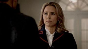 The wool coat with embroidery Gucci worn by Elizabeth McCord (Téa Leoni) in Madam Secretary S03E15