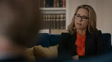 Le chemisier orange en soie Givenchy porté par Elizabeth McCord (Téa Leoni) dans Madam Secretary S03E15