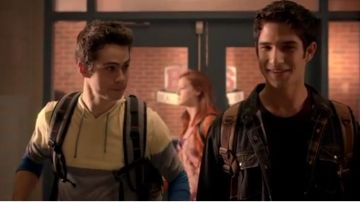 Sweatshirt grey and yellow of Dylan O'brien in Teen Wolf S03E12