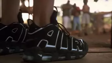 Vaca Seguid así Jadeo El par negro Nike Air More Uptempo de George (Brendan Fraser) en George of  the Jungle | Spotern