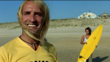 Le collier "dent de requin" de Brice Agostini (Jean Dujardin) dans Brice de Nice
