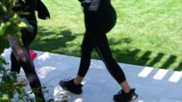 The Yeezy boost 350 pirate black of the sister of Kim in The incredible family Kardashian