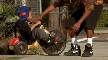 Les sneakers noires de Caine dans Menace II Society