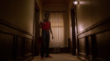 Les sneakers Puma Suede Classic Red/White de Shaolin Fantastic (Shameik Moore) dans The Get Down S01E04