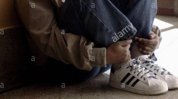 Les sneakers Adidas Superstar blanches de 50 Cent enfant (Marc John Jefferies) dans Réussir ou Mourir