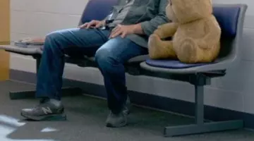 The New Balance running shoes version M990GL3 Grey of Mark Wahlberg in Ted 2